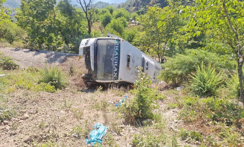 70 मीटर गहरी खाई में गिरी बस, 30 से 35 लोग थे सवार