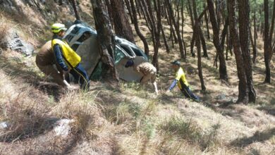 चितई मंदिर के पास वाहन दुर्घटना में दो घायल