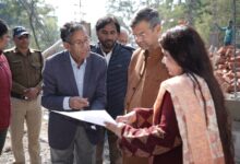 महापौर द्वारा रायपुर रोड स्थित निर्माणाधीन फूड पार्क का निरीक्षण, धीमी प्रगति पर जताई कड़ी नाराज़गी महापौर द्वारा रायपुर रोड स्थित निर्माणाधीन फूड पार्क का निरीक्षण, धीमी प्रगति पर जताई कड़ी नाराज़गी