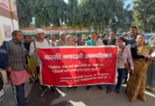 एलिवेटेड रोड़ में गलत सर्वे, काठबंगला में विस्थापित होने वालों की समस्या पर नगरनिगम पर प्रदर्शन एवं नगर आयुक्त को सौंपा ज्ञापन 