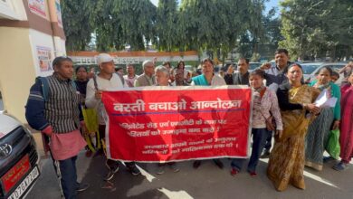 एलिवेटेड रोड़ में गलत सर्वे, काठबंगला में विस्थापित होने वालों की समस्या पर नगरनिगम पर प्रदर्शन एवं नगर आयुक्त को सौंपा ज्ञापन 