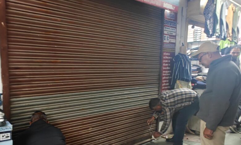 सीएससी केन्द्रों पर डीएम ने तरेरी नजर; एक और सीएसी सेन्टर पर जिला प्रशासन ने लगाया ताला; किया सील