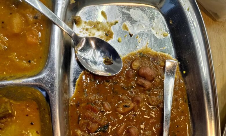 आनन्दपुरी स्वीट्स एण्ड रेस्टोरेंट के राजमा चावल में निकला मरा हुआ कॉकरोच