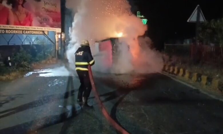 पिकअप वाहन में लगी भीषण आग, चालक ने कूदकर बचाई जान, हालत गंभीर