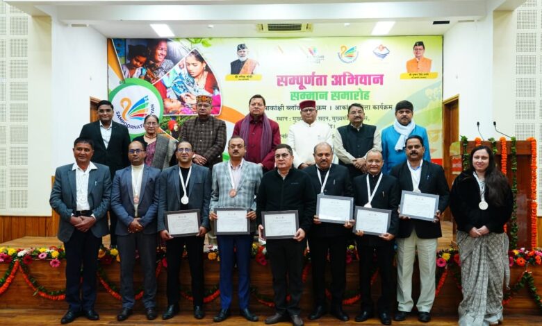 मुख्यमंत्री ने आकांक्षी जिला एवं ब्लॉक कार्यक्रम में सर्वश्रेष्ठ प्रदर्शन करने वाले विकासखंडों और जिलों को किया सम्मानित