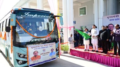 मुख्यमंत्री धामी ने टॉपर छात्र-छात्राओं के दल को भारत दर्शन शैक्षिक भ्रमण पर रवाना किया