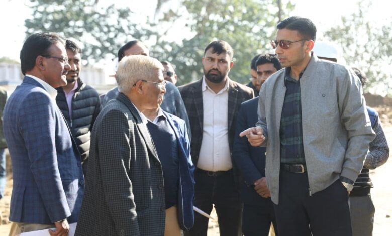 निर्माणाधीन ग्रीन बिल्डिंग पंहुचे डीएम, कार्यों का किया निरीक्षण, धीमी प्रगति पर कार्यदायी संस्था के अधिकारियों को फटकार