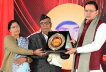 मुख्यमंत्री ने शहीद सैनिकों के परिजनों को किया सम्मानित मुख्यमंत्री ने शहीद सैनिकों के परिजनों को किया सम्मानित