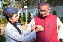 सशस्त्र सेना झंडा दिवस के अवसर पर सैनिक कल्याण मंत्री गणेश जोशी को लगाया फ्लैग सशस्त्र सेना झंडा दिवस के अवसर पर सैनिक कल्याण मंत्री गणेश जोशी को लगाया फ्लैग