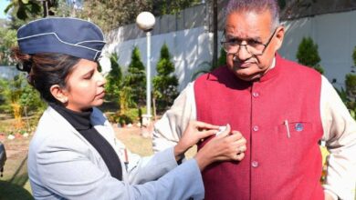 सशस्त्र सेना झंडा दिवस के अवसर पर सैनिक कल्याण मंत्री गणेश जोशी को लगाया फ्लैग 