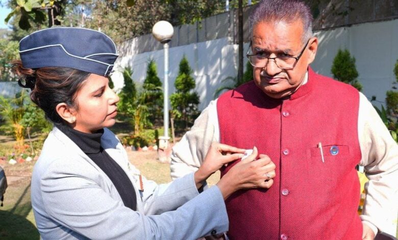 सशस्त्र सेना झंडा दिवस के अवसर पर सैनिक कल्याण मंत्री गणेश जोशी को लगाया फ्लैग 