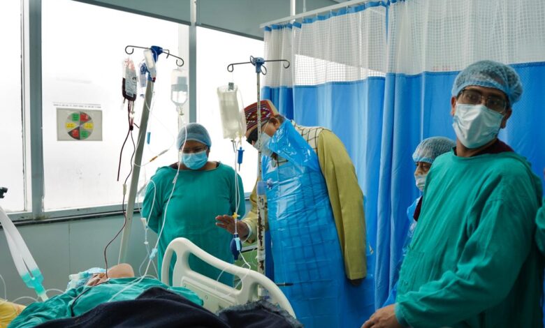 महाराज ने एम्स पहुंचकर गुलदार के हमले में घायल कंचन देवी का हालचाल जाना