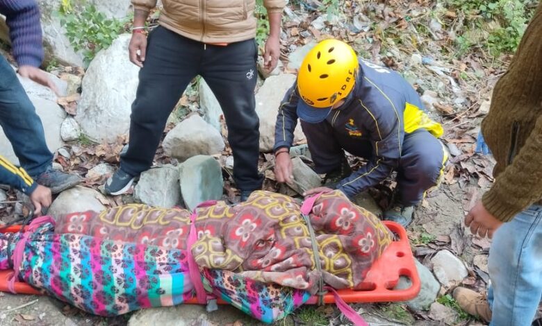 सड़क दुर्घटना में तीन लोगों की मौत, 6 घायल