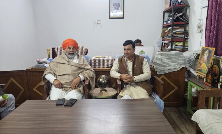 किसान नेता राकेश टिकैत से मिले पूर्व राज्य मंत्री रविंद्र सिंह आनंद, किसानों की बदहाली पर हुई गंभीर चर्चा