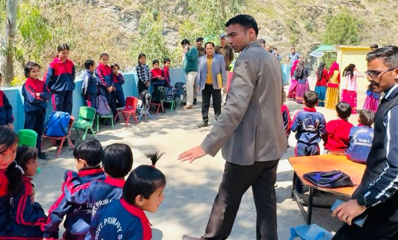 जिले के दूरस्थ तहसील क्षेत्र अटाल के अर्थिक रूप से कमजोर गरीब 300 बच्चों को मुफ्त सहायता प्रदान कर रहे एनजीओ को डीएम ने करवाई आर्थिक मदद