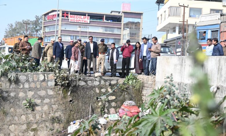 शहर की सफाई व्यवस्था देखने निकले डीएम; अधिकारियों को निर्देश सड़क किनारे न दिखे कूड़े का ढेर