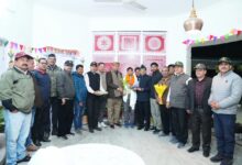 ओमान अल्ट्रा ट्रेल रन में प्रथम स्थान प्राप्त करने वाले पूर्व सैनिक कलम सिंह बिष्ट को सैनिक कल्याण मंत्री गणेश जोशी ने किया सम्मानित