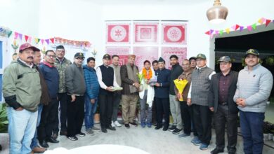 ओमान अल्ट्रा ट्रेल रन में प्रथम स्थान प्राप्त करने वाले पूर्व सैनिक कलम सिंह बिष्ट को सैनिक कल्याण मंत्री गणेश जोशी ने किया सम्मानित