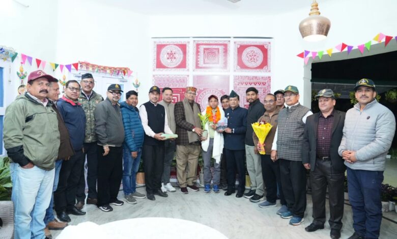 ओमान अल्ट्रा ट्रेल रन में प्रथम स्थान प्राप्त करने वाले पूर्व सैनिक कलम सिंह बिष्ट को सैनिक कल्याण मंत्री गणेश जोशी ने किया सम्मानित