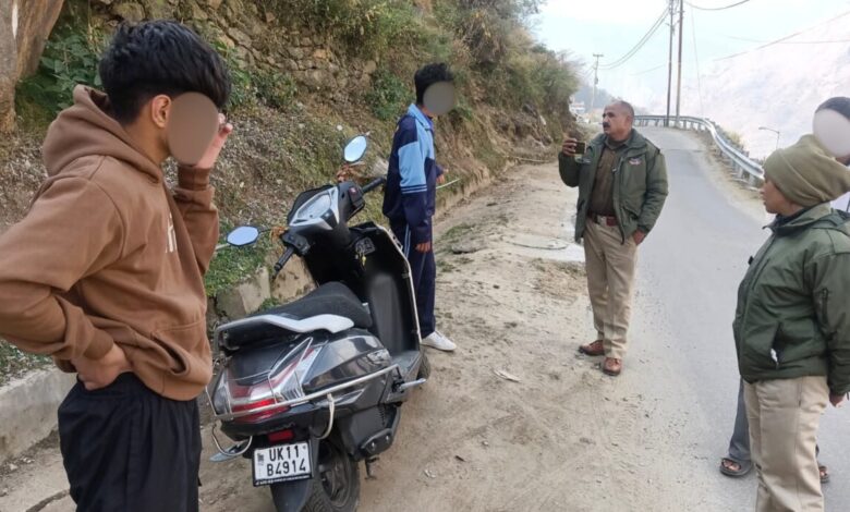 नाबालिगों की जान से खिलवाड़ पड़ा भारी ज्योतिर्मठ पुलिस की सख्ती, स्कूटी सीज, अभिभावक पर 25,000 का चालान