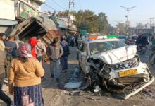 दून में ट्रक ने कई गाड़ियों को मारी टक्कर, दुकानों में घुसकर पलटा दून में ट्रक ने कई गाड़ियों को मारी टक्कर, दुकानों में घुसकर पलटा