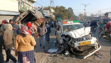 दून में ट्रक ने कई गाड़ियों को मारी टक्कर, दुकानों में घुसकर पलटा