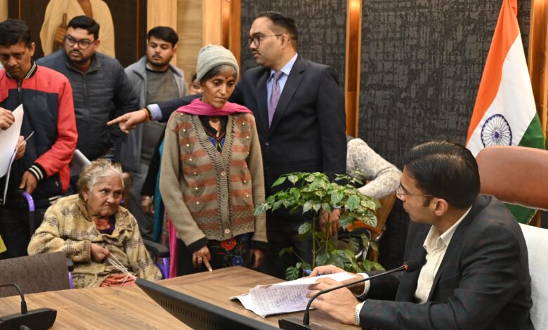 गरीबी आड़े नहीं आएगी शिक्षा में, डीएम के निर्देश पर ममता के मूक-बधिर बच्चे का स्पेशल स्कूल में निःशुल्क दाखिला