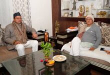 मुख्यमंत्री धामी ने पद्म भूषण सम्मान के लिए चयनित होने पर भगत सिंह कोश्यारी को उनके आवास पर पहुंच कर दी बधाई