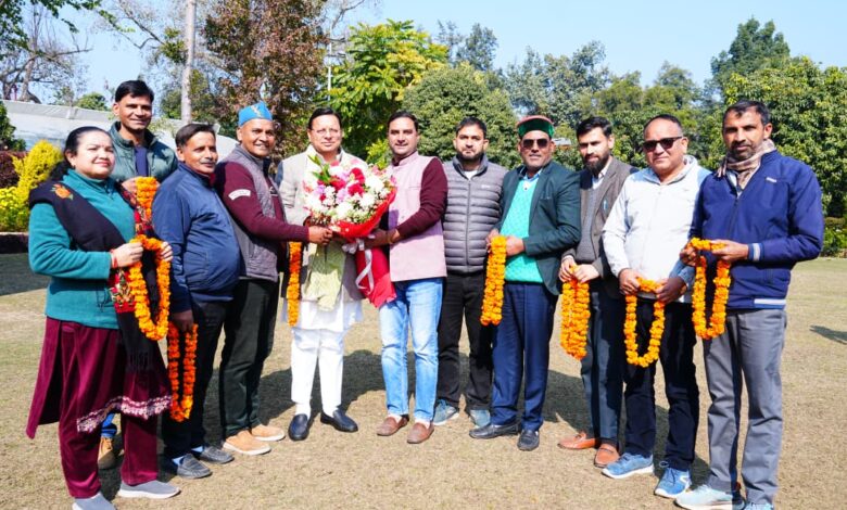 उपनल कर्मचारी संघ के पदाधिकारियों ने सीएम धामी से की भेंट