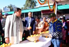 मुख्यमंत्री ने विभिन्न जिलों से आए कृषकों से मुलाकात कर माल्टा और नींबू की खटाई का स्वाद लिया