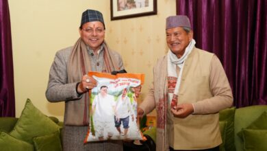 मुख्यमंत्री धामी ने पूर्व मुख्यमंत्री हरीश रावत से की शिष्टाचार भेंट, कुशलक्षेम जाना