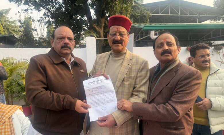 अतिरिक्त आधार केन्द्र खोले जाने की मांग की 