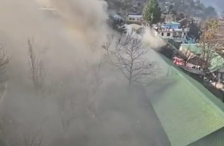 ज्योतिर्मठ में आर्मी के एक एरिया में आग लग गई जिससे कोई जनहानि नहीं