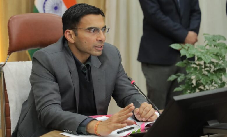 अवैध वसूली, भष्टाचार की शिकायत पर डीएम का सख्त एक्शन, पटवारी निलंबित