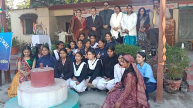 पुष्प कुछ और शाल ओढ़ाकर किया स्वागत