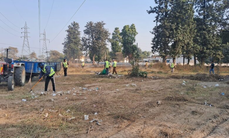 जिला प्रशासन का यही है नारा साफ स्वच्छ हो जनपद हमारा