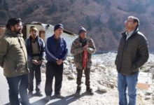 सीमांत क्षेत्र में स्थित शीतकालीन प्रवास वाले अंतिम गांव तमक में जिलाधिकारी गौरव कुमार के पहुंचने पर ग्रामीण महिलाओं ने उनका स्वागत किया सीमांत क्षेत्र में स्थित शीतकालीन प्रवास वाले अंतिम गांव तमक में जिलाधिकारी गौरव कुमार के पहुंचने पर ग्रामीण महिलाओं ने उनका स्वागत किया