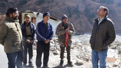 सीमांत क्षेत्र में स्थित शीतकालीन प्रवास वाले अंतिम गांव तमक में जिलाधिकारी गौरव कुमार के पहुंचने पर ग्रामीण महिलाओं ने उनका स्वागत किया