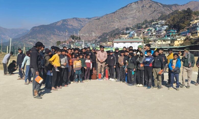 खेल के मैदान गोपेश्वर में पहुँचे फायर फाइटर्स, भविष्य के चैंपियंस ने सीखे आग से जंग के गुर खेल के मैदान गोपेश्वर में पहुँचे फायर फाइटर्स, भविष्य के चैंपियंस ने सीखे आग से जंग के गुर