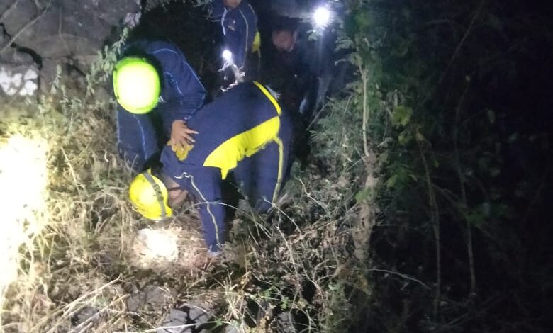 अटाली गंगा के पास ट्रक हुआ दुर्घटनाग्रस्त, तीन लोग घायल