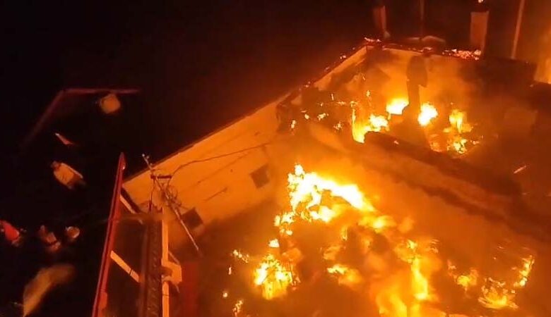 भीषण अग्निकांड में 8 वर्षीय बच्ची की जलकर मौत, 9 लोग लापता