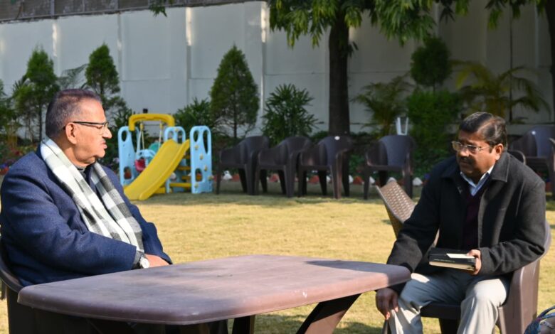 कृषि एवं कृषक कल्याण मंत्री गणेश जोशी से गोवा की तेल एवं फूड उत्पाद निर्माता एक निजी कंपनी की मैनेजिंग डायरेक्टर अन्नु त्रिपाठी ने मुलाकात की