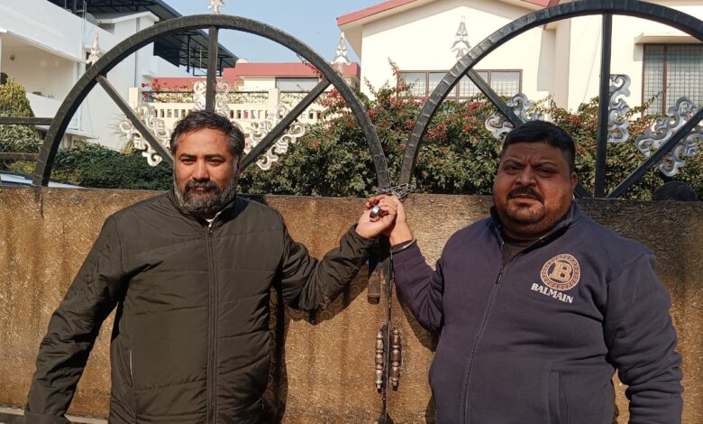 जल जीवन मिशन कार्यालय पर ठेकेदारों ने जड़ा ताला जल जीवन मिशन कार्यालय पर ठेकेदारों ने जड़ा ताला