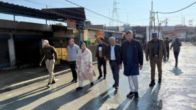 मेयर सौरभ थपलियाल ने नगर आयुक्त नमामी बंसल संग किया नव निर्मित रोड का निरीक्षण