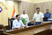 मॉ के पावं गिरकर माफी मांगो, वरना होगा जिला बदरः डीएम मॉ के पावं गिरकर माफी मांगो, वरना होगा जिला बदरः डीएम