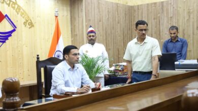 मॉ के पावं गिरकर माफी मांगो, वरना होगा जिला बदरः डीएम