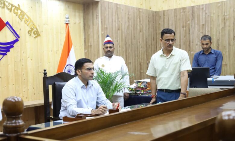 मॉ के पावं गिरकर माफी मांगो, वरना होगा जिला बदरः डीएम मॉ के पावं गिरकर माफी मांगो, वरना होगा जिला बदरः डीएम