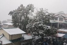 मसूरी में जमकर बर्फबारी, पर्यटकों की लगी भीड़