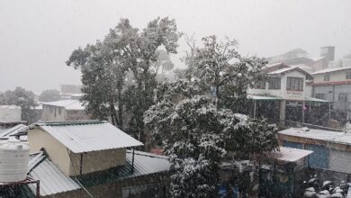 मसूरी में जमकर बर्फबारी, पर्यटकों की लगी भीड़