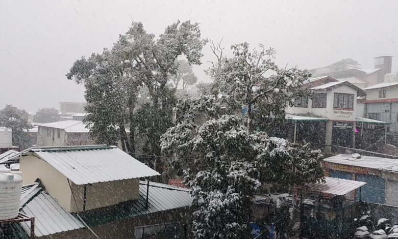 मसूरी में जमकर बर्फबारी, पर्यटकों की लगी भीड़